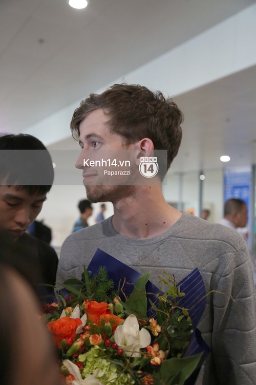 DJ Faded Alan Walker cởi bỏ mặt nạ trong dịp hiếm hoi khi xuất hiện tại sân bay Nội Bài - Ảnh 4.