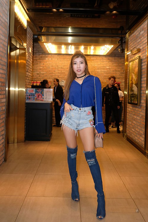 Diện cùng kiểu boot denim, Angela Phương Trinh khẳng định khả năng chịu ngốt không thua Kim - Ảnh 3. Diện cùng kiểu boot denim, Angela Phương Trinh khẳng định khả năng chịu ngốt không thua Kim - Ảnh 3.