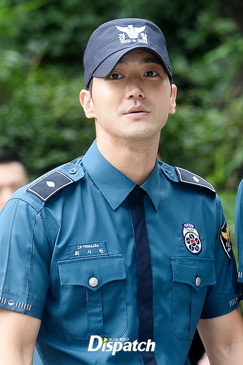 Hai mỹ nam Siwon và Changmin xuất ngũ, bảo an tạo thành hàng rào bảo vệ nghiêm ngặt - Ảnh 12.