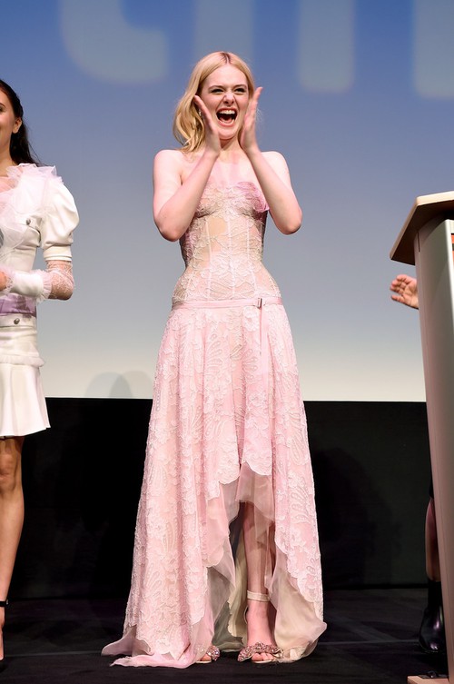 Tiên nữ Elle Fanning lại hút hồn mọi khán giả với nhan sắc tuyệt trần trên thảm đỏ LHP Toronto! - Ảnh 11.