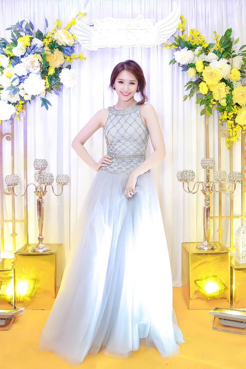 Đụng hàng với Hoa hậu Thu Thảo, Hari Won gây ngạc nhiên vì mặt quá... lạ - Ảnh 2.