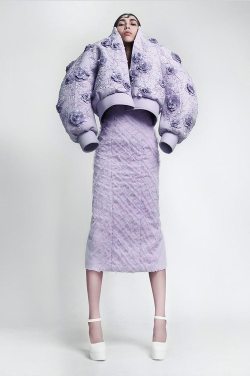 Đồ sộ và công phu, ấy thế mà bộ cánh này diện lên Hoàng Thùy trông lại kỳ khôi khó tả - Ảnh 5. Đồ sộ và công phu, ấy thế mà bộ cánh này diện lên Hoàng Thùy trông lại kỳ khôi khó tả - Ảnh 5.