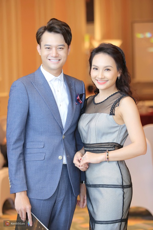 Vợ chồng Bảo Thanh - Anh Dũng tình cảm hôn mẹ chồng Lan Phương tại sự kiện - Ảnh 2.