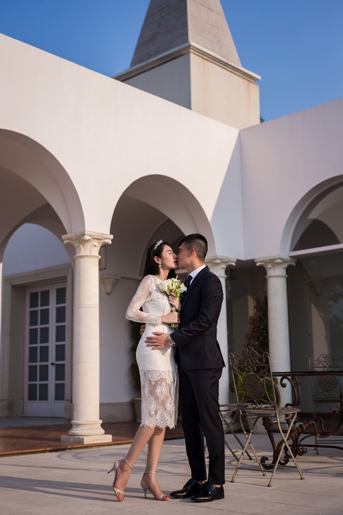 Thủy Tiên rủ Công Vinh tái hiện khoảnh khắc ngày cưới 5 năm trước trong MV mới - Ảnh 4.