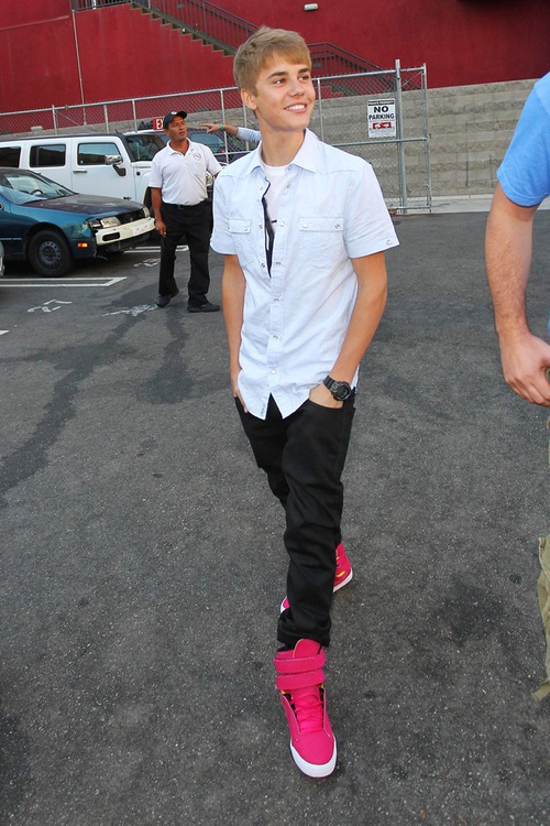 Giày của Justin Bieber chính xác là đôi giày hồng chất nhất hè này! - Ảnh 4. Giày của Justin Bieber chính xác là đôi giày hồng chất nhất hè này! - Ảnh 4.