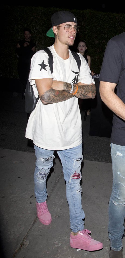 Giày của Justin Bieber chính xác là đôi giày hồng chất nhất hè này! - Ảnh 2. Giày của Justin Bieber chính xác là đôi giày hồng chất nhất hè này! - Ảnh 2.