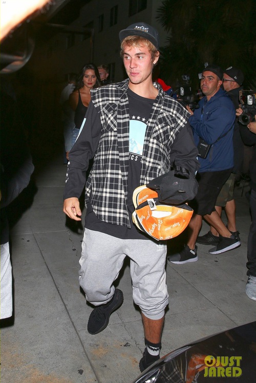 Chẳng cần Selena Gomez, Justin Bieber giờ đã có bạn gái tin đồn mới nóng bỏng hơn nhiều - Ảnh 1. Chẳng cần Selena Gomez, Justin Bieber giờ đã có bạn gái tin đồn mới nóng bỏng hơn nhiều - Ảnh 1.