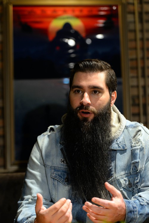 Đạo diễn phim Kong bị ném chai vào đầu trong cuộc hỗn chiến tại quán bar? - Ảnh 3.