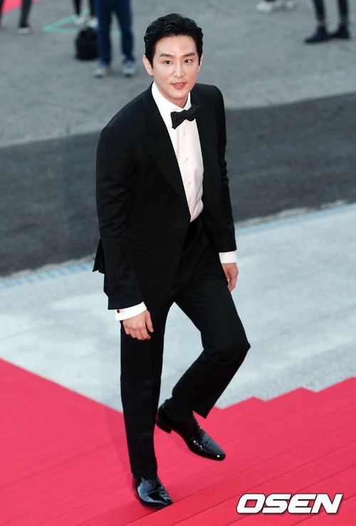 Thảm đỏ Oscar Hàn Quốc: Hoa hậu Hàn đẹp nhất thế giới đẹp xuất sắc, nữ idol bỗng bật lên vì quá xinh - Ảnh 23.