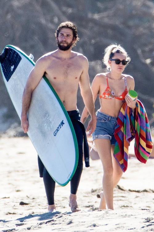 miley-cyrus-liam-hemsworth-beach-malibu-