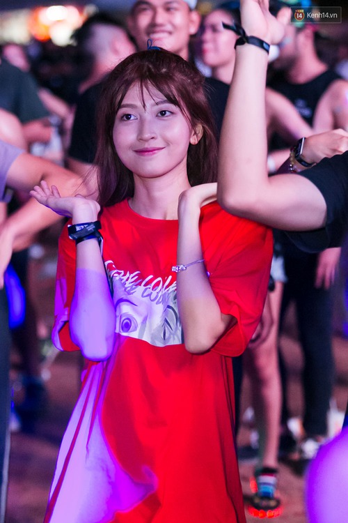 Những cô nàng sexy nhất Sài Gòn đều đi xem đêm diễn The Chainsmokers hôm qua! - Ảnh 11. Những cô nàng sexy nhất Sài Gòn đều đi xem đêm diễn The Chainsmokers hôm qua! - Ảnh 11.