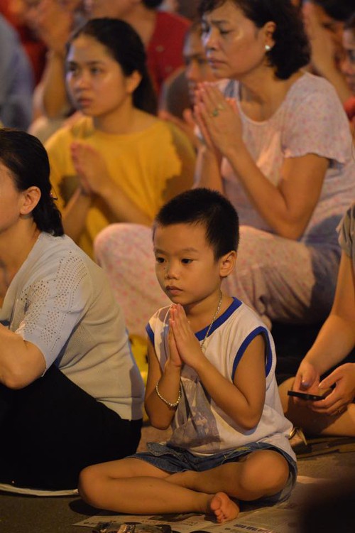 Biển người ngồi dưới lòng đường cầu nguyện trong đại lễ Vu Lan ở chùa Phúc Khánh - Ảnh 12. Biển người ngồi dưới lòng đường cầu nguyện trong đại lễ Vu Lan ở chùa Phúc Khánh - Ảnh 12.