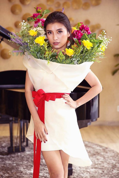 Ngang nhiên mượn thiết kế của Moschino nhưng bó hoa Tiêu Châu Như Quỳnh lại kém sắc trầm trọng - Ảnh 2. Ngang nhiên mượn thiết kế của Moschino nhưng bó hoa Tiêu Châu Như Quỳnh lại kém sắc trầm trọng - Ảnh 2.