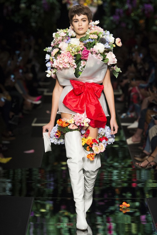 Ngang nhiên mượn thiết kế của Moschino nhưng bó hoa Tiêu Châu Như Quỳnh lại kém sắc trầm trọng - Ảnh 6. Ngang nhiên mượn thiết kế của Moschino nhưng bó hoa Tiêu Châu Như Quỳnh lại kém sắc trầm trọng - Ảnh 6.