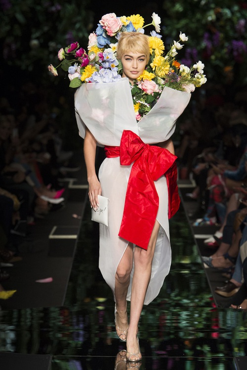 Ngang nhiên mượn thiết kế của Moschino nhưng bó hoa Tiêu Châu Như Quỳnh lại kém sắc trầm trọng - Ảnh 7. Ngang nhiên mượn thiết kế của Moschino nhưng bó hoa Tiêu Châu Như Quỳnh lại kém sắc trầm trọng - Ảnh 7.