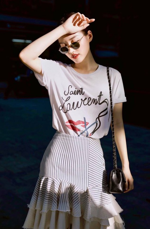 Kỳ Duyên đụng hàng Khánh Linh The Face, báo hiệu cuộc lên ngôi của Saint Laurent t-shirt - Ảnh 3. Kỳ Duyên đụng hàng Khánh Linh The Face, báo hiệu cuộc lên ngôi của Saint Laurent t-shirt - Ảnh 3.