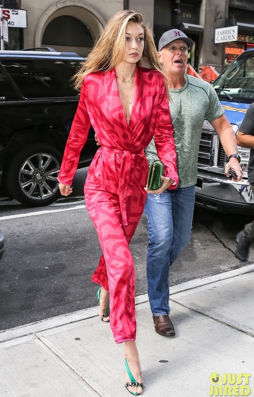 Lan Khuê diện street style giản dị như đi chợ, Huyền Mi lần đầu mặc quái khác hẳn thường lệ - Ảnh 23.