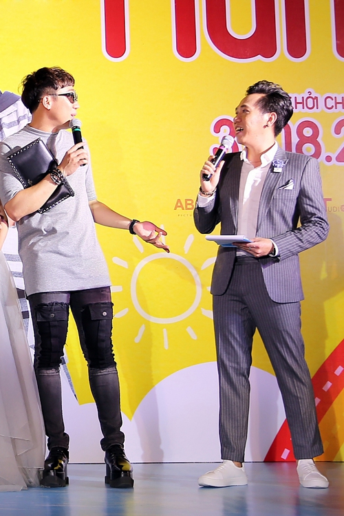 Đi giày đế cao hơn chục phân thế này thì Trấn Thành còn ngán gì ai - Ảnh 3. Đi giày đế cao hơn chục phân thế này thì Trấn Thành còn ngán gì ai - Ảnh 3.