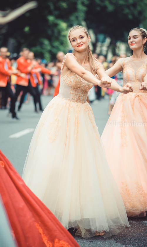 Cô gái xinh như thiên thần trong dàn nghệ sĩ ngoại quốc tại Lễ hội Carnival ở phố đi bộ Hồ Gươm - Ảnh 8. Cô gái xinh như thiên thần trong dàn nghệ sĩ ngoại quốc tại Lễ hội Carnival ở phố đi bộ Hồ Gươm - Ảnh 8.
