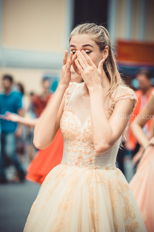 Cô gái xinh như thiên thần trong dàn nghệ sĩ ngoại quốc tại Lễ hội Carnival ở phố đi bộ Hồ Gươm - Ảnh 6. Cô gái xinh như thiên thần trong dàn nghệ sĩ ngoại quốc tại Lễ hội Carnival ở phố đi bộ Hồ Gươm - Ảnh 6.