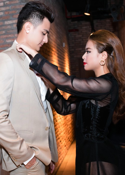 Vĩnh Thụy ôm eo Hoàng Thuỳ Linh trong tiệc sinh nhật của mẹ - Ảnh 7. Vĩnh Thụy ôm eo Hoàng Thuỳ Linh trong tiệc sinh nhật của mẹ - Ảnh 7.