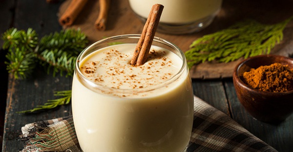 Học cách pha cocktail trứng eggnog đúng chuẩn Giáng sinh