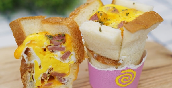 Bánh mì trứng phô mai “nhai cả ly” ăn đỡ bẩn tay