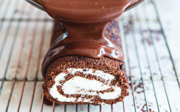 Cách làm sốt ganache chocolate và mẹo cuộn bánh bông lan “trăm trận trăm thắng”