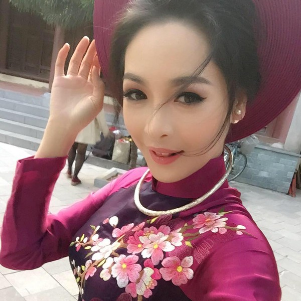 Ngắm các cô nàng hot girl khoe vẻ xinh tươi rạng rỡ với áo dài đón Xuân