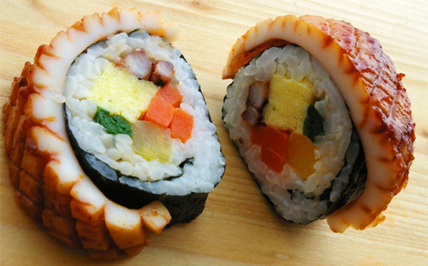 Kimbap phủ mực sốt cay: muốn ăn ngon thì phải kỳ công