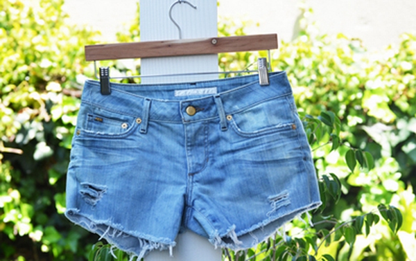 Tự chế short jean "đau khổ" cực dễ