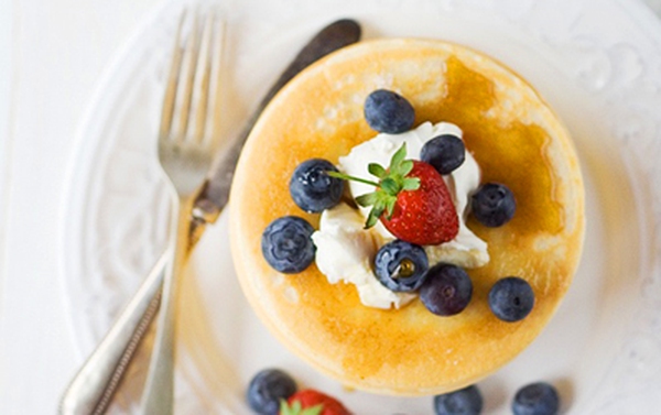 Ăn bánh pancake kiểu Mỹ xốp mềm hấp dẫn