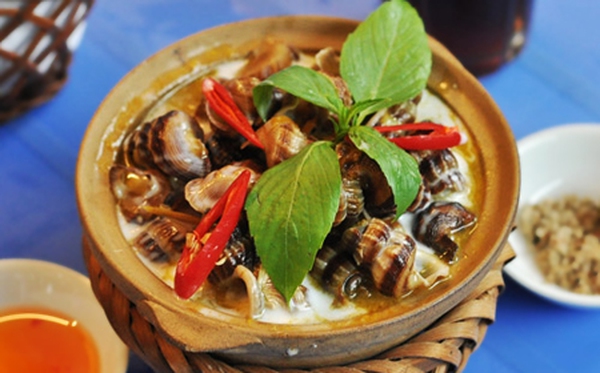 Thú ăn ốc giữa mùa mưa Sài Gòn