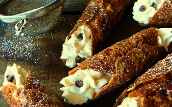 Mách bạn cách làm bánh cannoli truyền thống của Ý, lam banh, LAM BANH