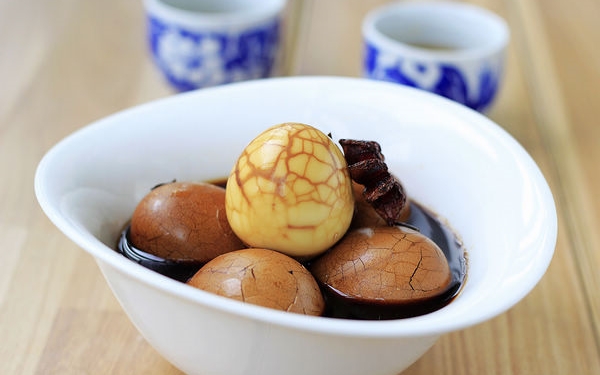 Bắt chước người Hoa nấu món trứng trà thơm mùi thảo mộc