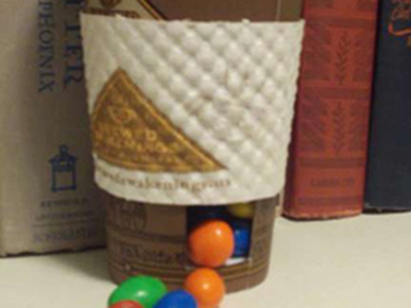 Hộp kẹo "ngụy trang" trong cốc cafe giấy