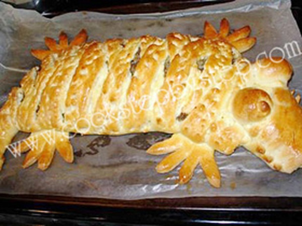 Tạo hình cho chiếc bánh hình con cá sấu