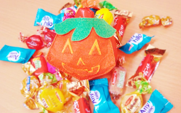 May túi bí ngô chuẩn bị sẵn đi xin kẹo ngày Halloween