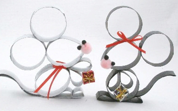 Cặp đôi chuột chít trang trí hộp quà Noel lạ mắt