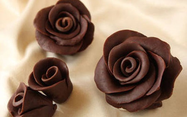 Một cách tạo hình hoa hồng bằng chocolate