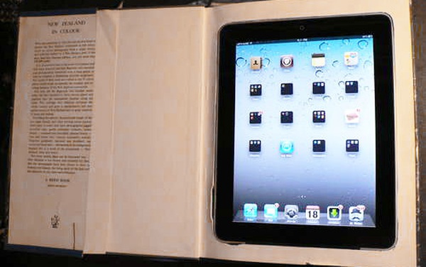 Ngụy trang cho chiếc iPad bằng vỏ sách bỏ đi