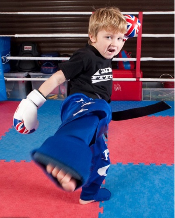 Choáng với nhóc tỳ 6 tuổi đạt "huyền đai" kickboxing 1