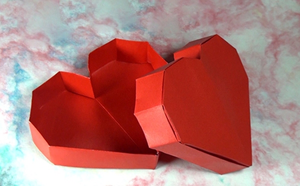 Tỉ mẩn gấp chiếc hộp origami trái tim ngọt ngào