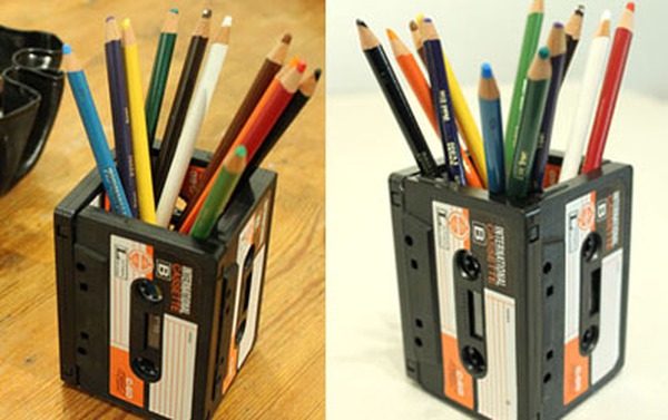 Kiếm băng cassette làm ống bút retro bàn học
