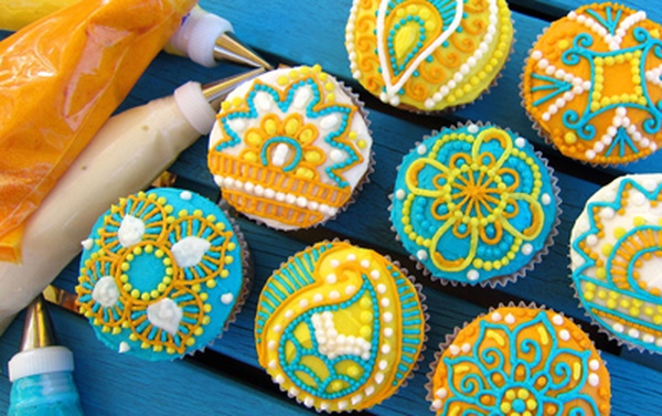 Cách trang trí cupcake theo phong cách henna