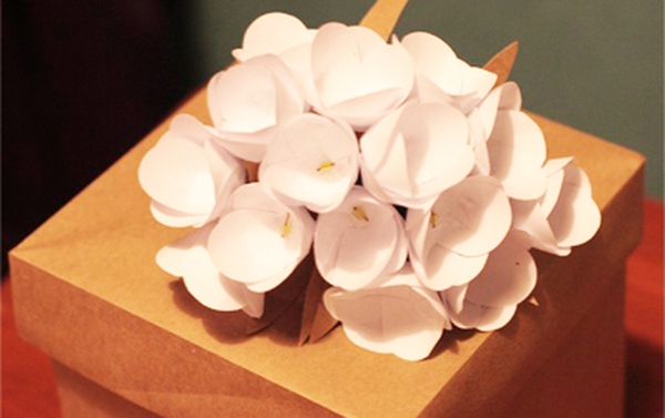 Mẹo gấp bó hoa cực xinh chỉ từ tờ giấy trắng