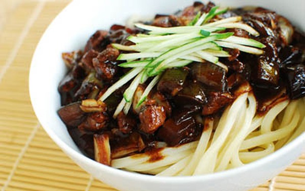 Mì jajangmyun Hàn Quốc cho ngày FA "không buồn"