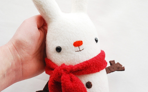 Làm thỏ bông êm ái ôm xua tan cái lạnh