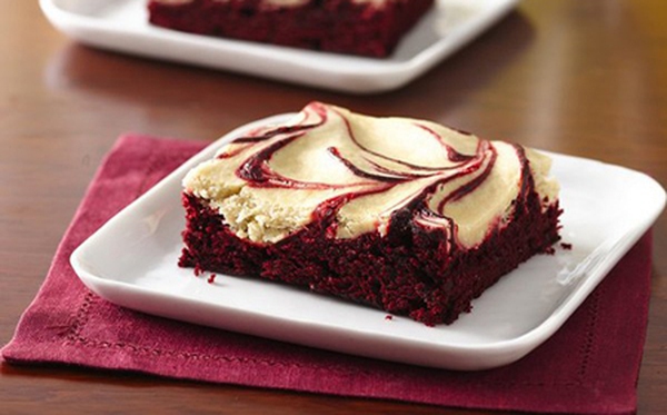 Ăn brownies red velvet mềm ngon quyến rũ