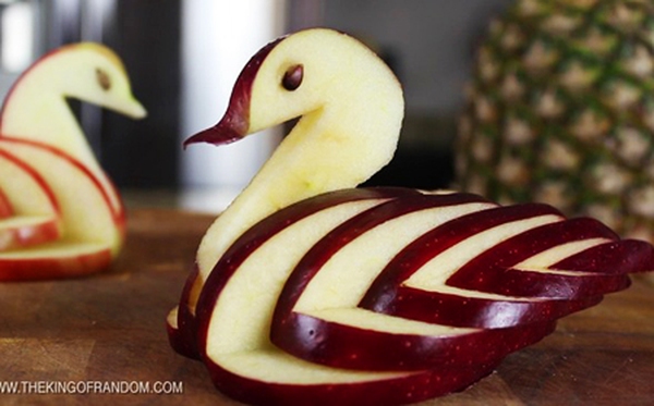 Mẹo vặt giản đơn giúp bạn cắt táo thành thiên nga dễ dàng hơn